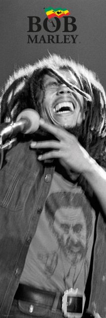 Czarno-biały plakat z uśmiechniętym Bobem Marleyem
