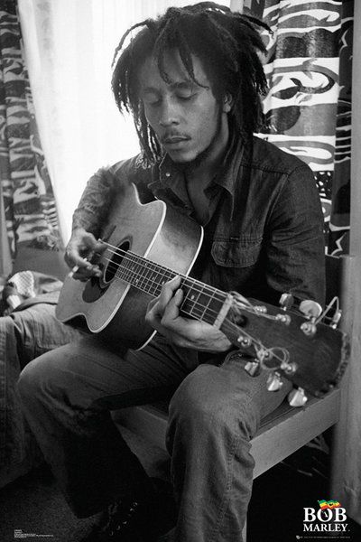 czarno-biały plakat z grającym na gitarze Bobem Marleyem