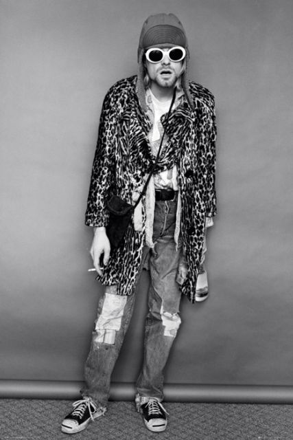 Plakat z Kurtem Cobainem (Nirvaną) stojącym w białych okularach i z papierosem w ręku