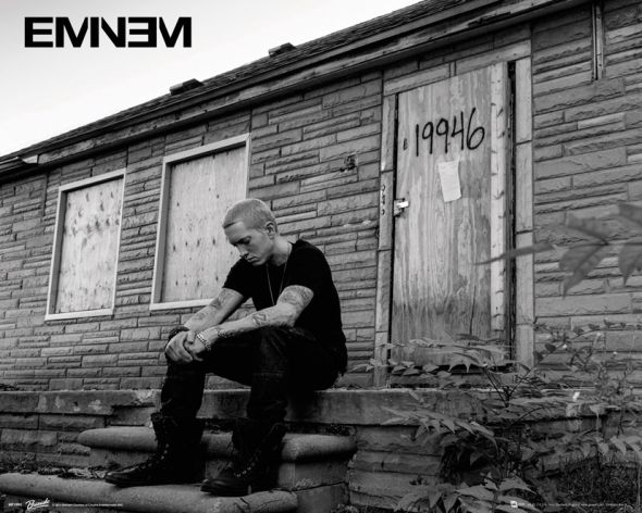 czarno-biały plakat z Eminem-em siedzącym na schodach przed domem z numerem 19946