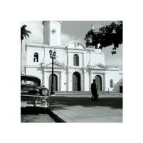 reprodukcja z czarno-białym zdjęciem Chevroleta Cienfuegos