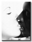 obraz na płótnie o wymiarach 60x80 cm na którym całuje się biała kobieta i czarny mężczyzna