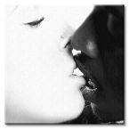 czarno-biały obraz na płótnie z chłopakiem całującym dziewczynę