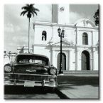 kwadratowy czarno-biały obraz z Chevroletem na Kubie