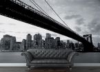 Fototapeta przedstawia czarno-białą fotografię słynnego Brooklnym Bridge w Nowym Yorku