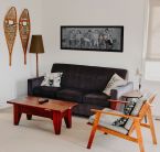 Plakat z serialu Friends z przyjaciółmi siedzącymi na belce stworzony na wzór słynnego plakatu Lunch On A Skyscraper