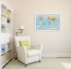 Plakat z Mapą Świata wiszący na białej ścianie