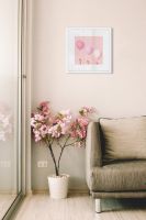 Reprint Różowe balony w białej ramce nad kanapą