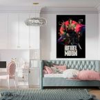 Plakat Rebel Moon powieszony nad kanapą w salonie