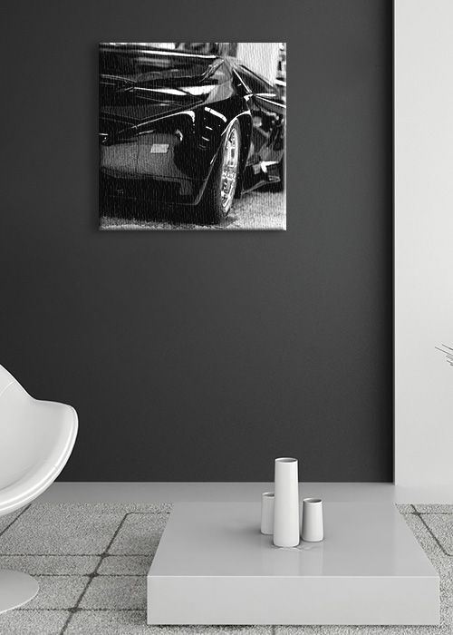 aranżacja obrazu z czarnym samochodem Lexus w pokoju z czarną ścianą