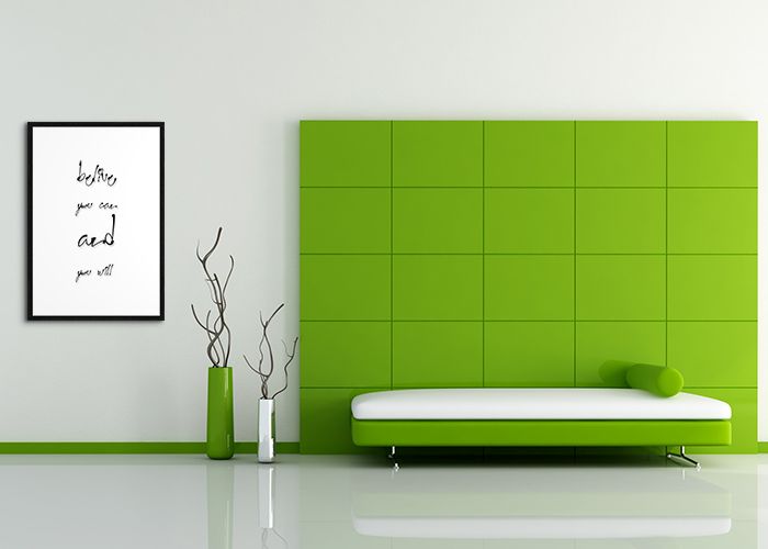 aranżacja plakatu typograficznego w czarnej ramie w salonie z białą ścianą i zielonymi dodatkami