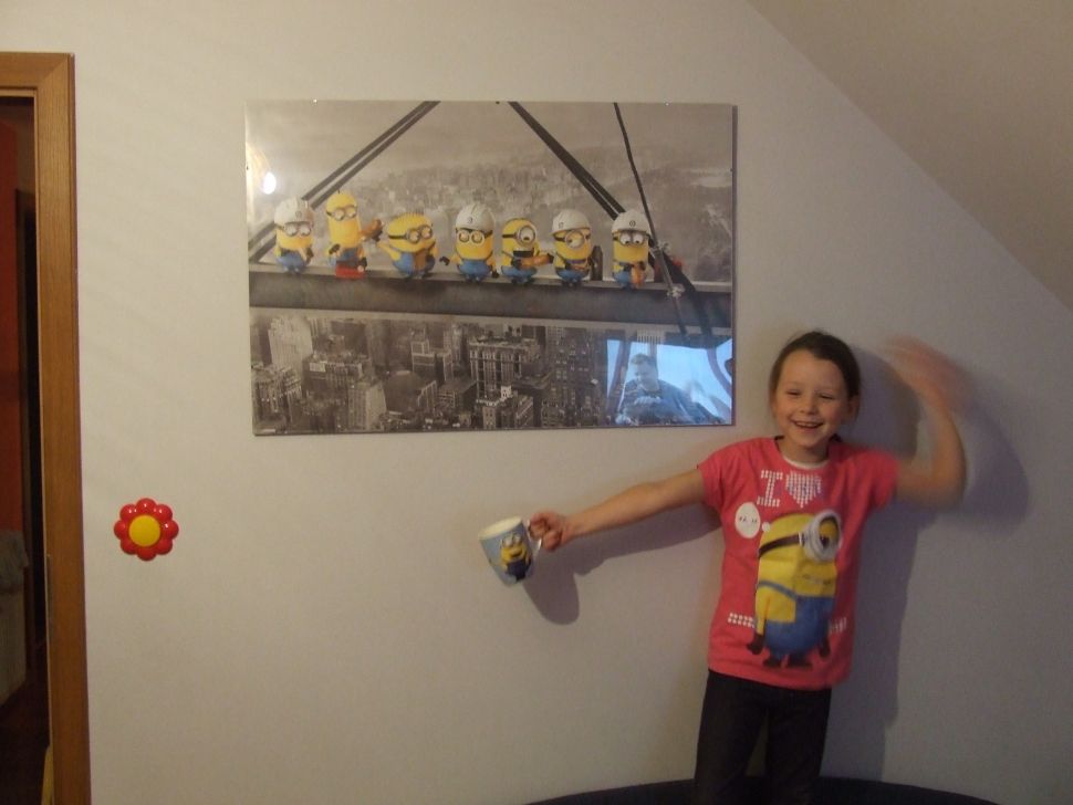 plakat minionków oprawiony w antyramę wiszący na ścianie w pokoju dziecka