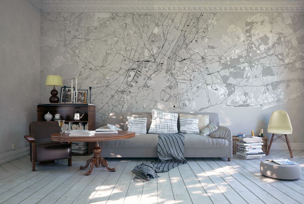 Duża fototapeta z mapą Nowego Jorku wisząca w salonie nad szarą kanapą