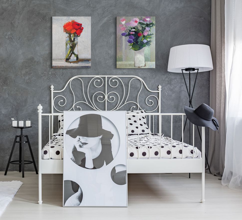 Obraz na płótnie wiszący w sypialni na ścianie nad łóżkiem przedstawiający kwiaty w wazonie