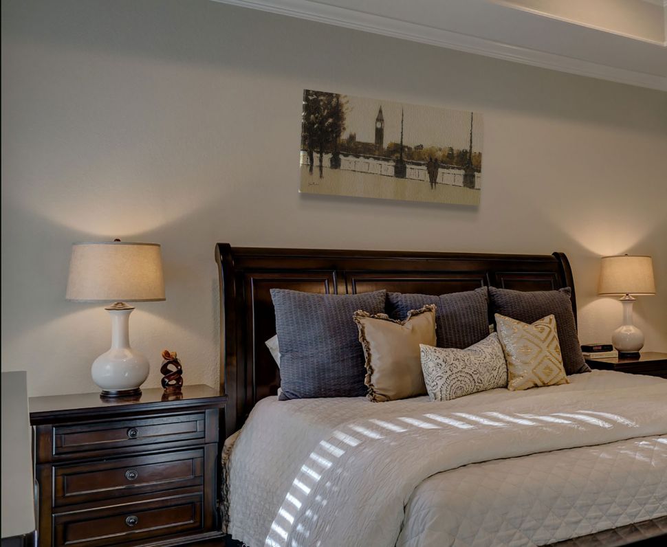 Obraz na płótnie South Bank, London wiszący w klasycznie umeblowanej sypialni nad drewnianym łóżkiem