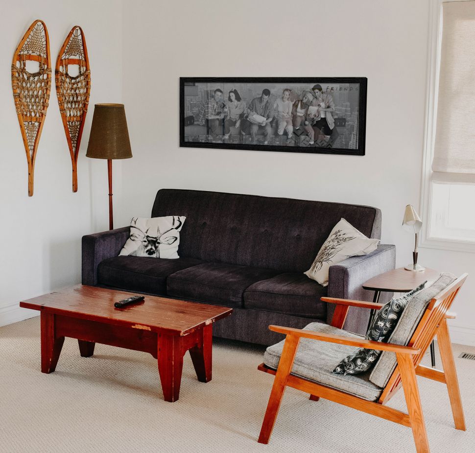 Plakat z serialu Friends z przyjaciółmi siedzącymi na belce stworzony na wzór słynnego plakatu Lunch On A Skyscraper