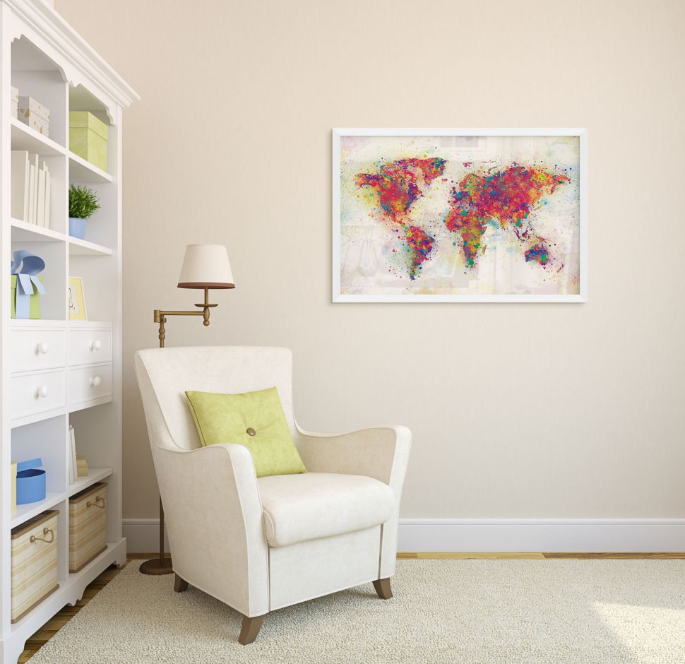 Kolorowa mapa świata oprawiona w drewnianą ramę powieszona na kremowej ścianie