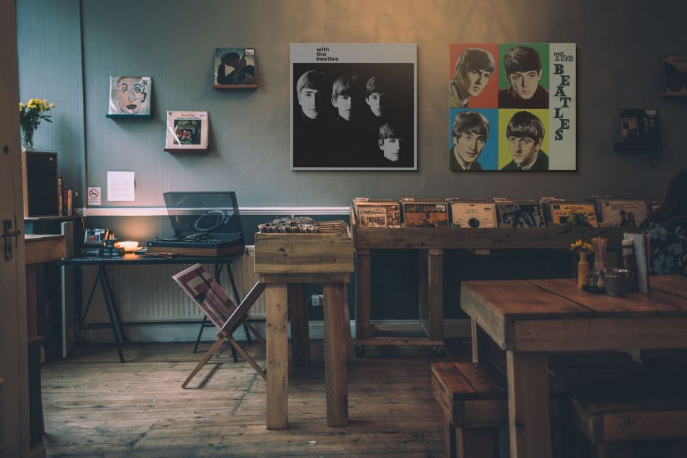 Obrazy na płótnie przedstawiające zespół Beatles wiszące w stylowym pomieszczeniu