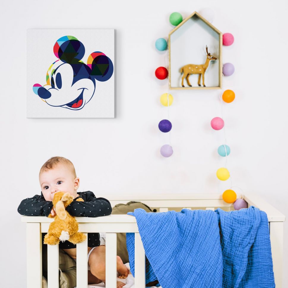 Obraz na płótnie z Myszką Mickey powieszony w dziecięcym pokoju nad łóżeczkiem