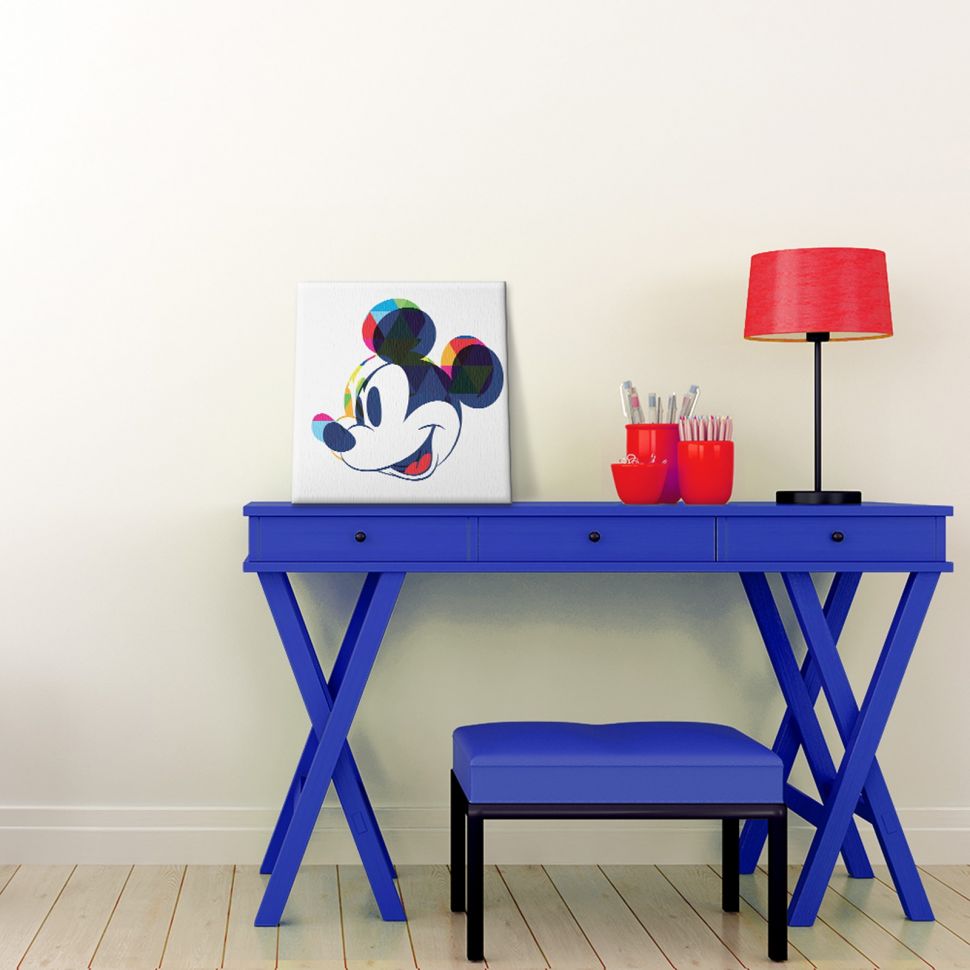 Canvas z kolorową myszką Miki postawiony na niebieskim stoliku