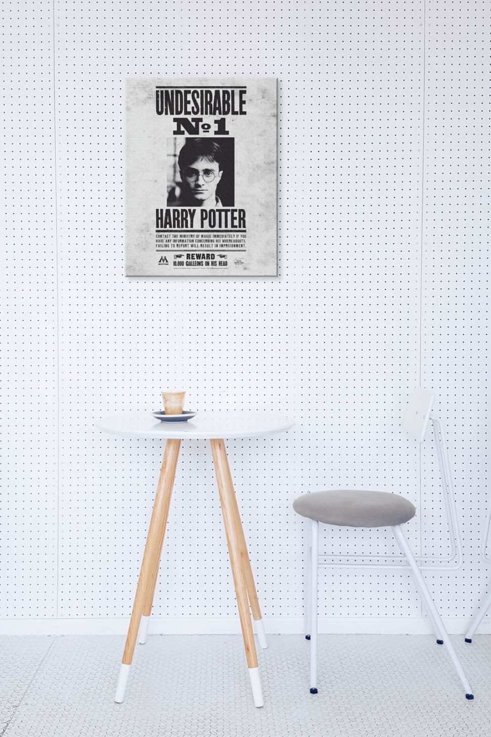 Aranżacja wnętrza z powieszonym na ścianie obrazem na płótnie przedstawiającym list gończy za Harrym Potterem