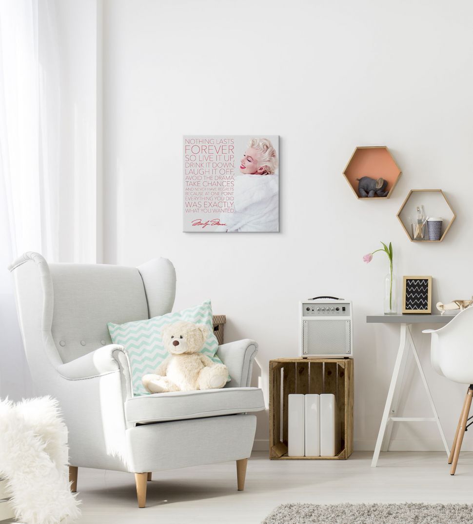 Obraz na płótnie przedstawiający Marylin Monroe powieszony na białej ścianie w pokoju