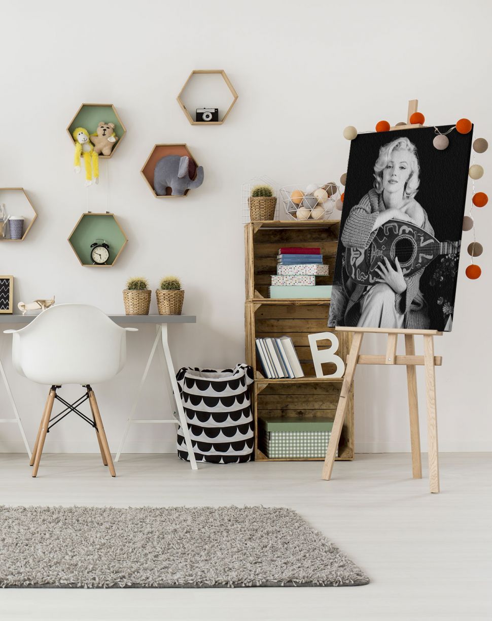 Czarno-biały obraz na płótnie przedstawiający Marylin Monroe postawiony na sztaludze w pokoju dziecka