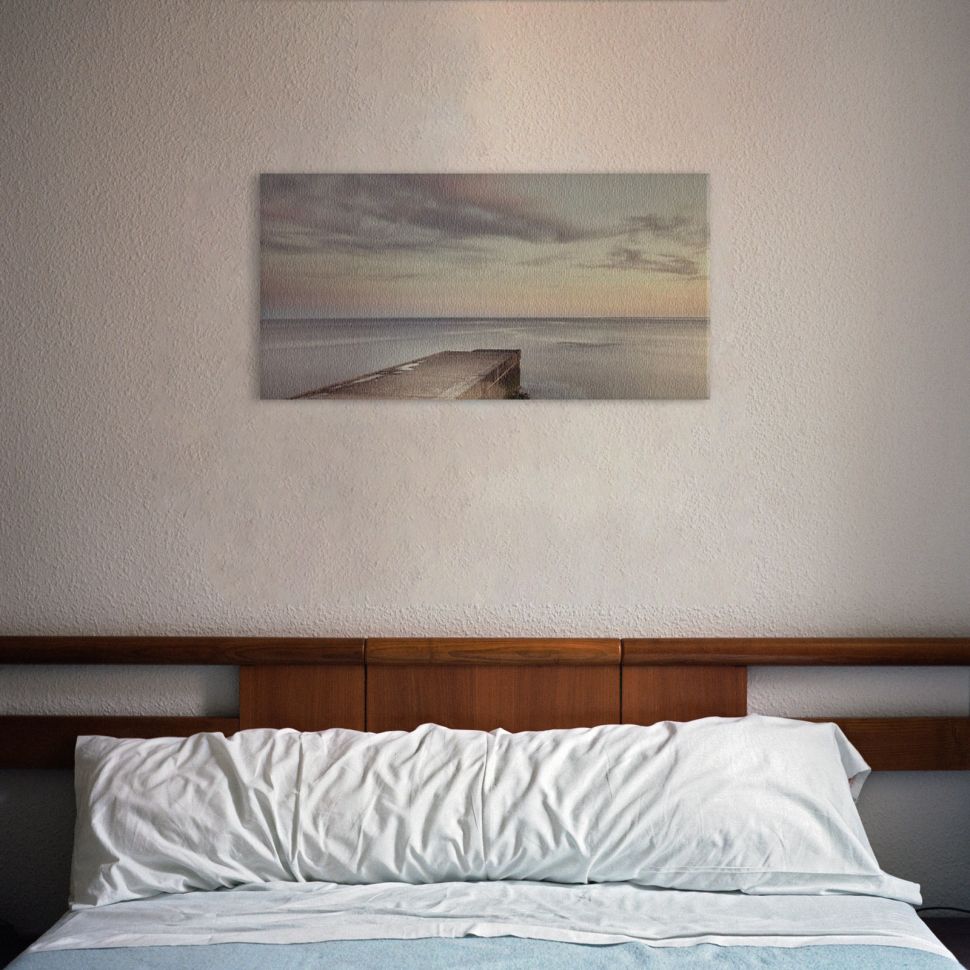 Canvas zatytułowany Looking to the Horizon powieszony na ścianie w sypialni