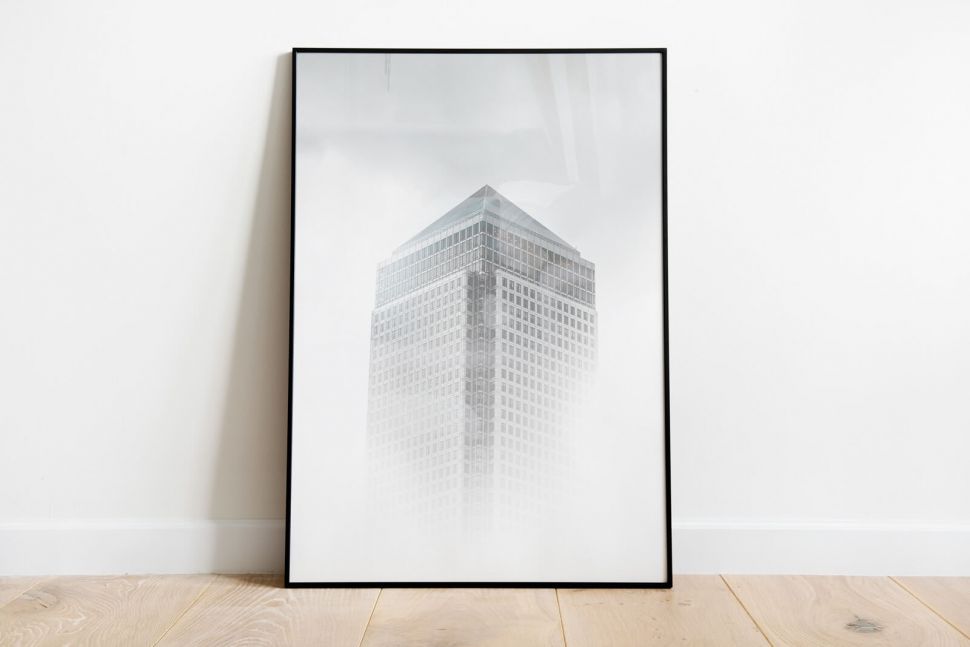 Plakat z wieżowcem we mgle w czarnej aluminiowej ramie