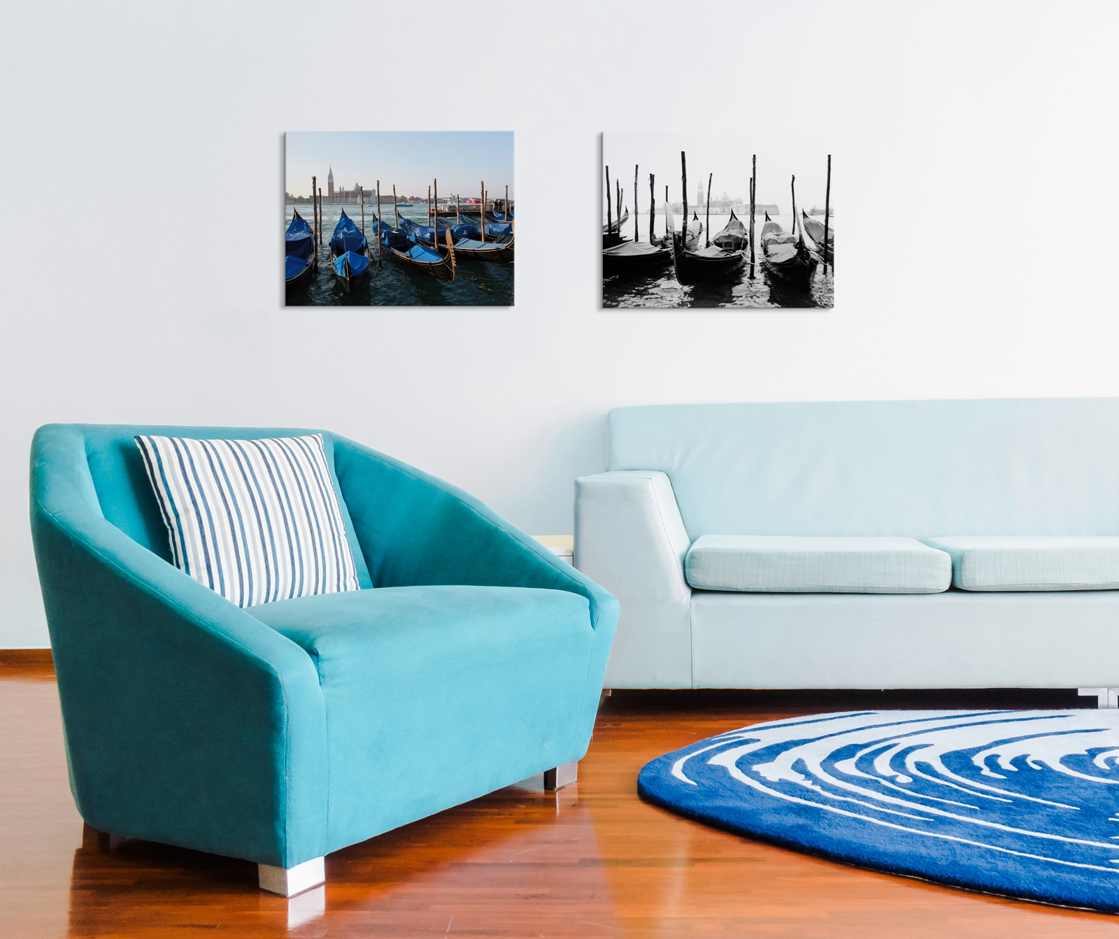 Obrazy z weneckimi gondolami umieszczone w salonie nad niebieską kanapą