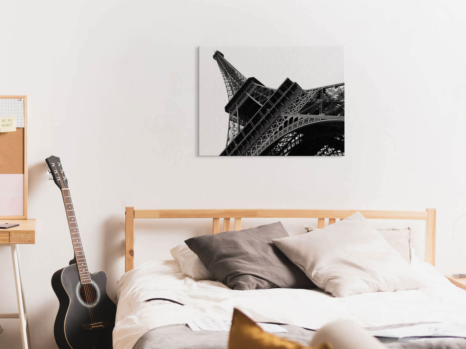 Czarno-biały obraz z wieżą Eiffela