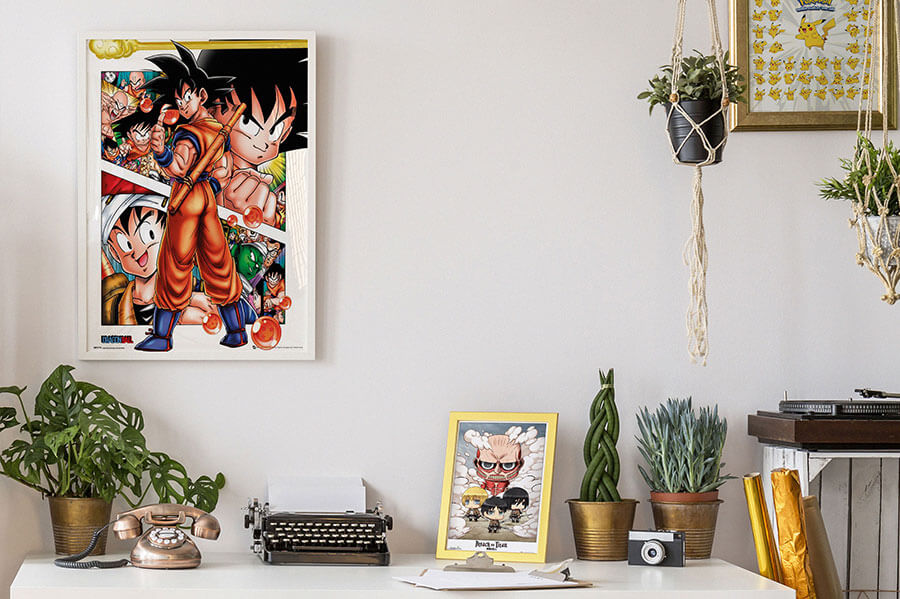 Pokój z plakatami anime Dragon Ball i postacią SonGoku