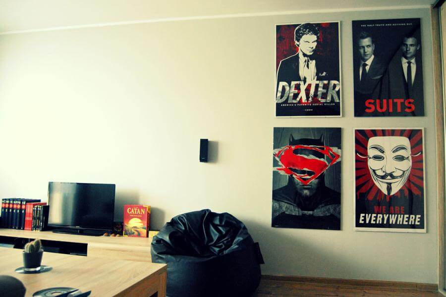 plakaty z kina na ścianie w pokoju
