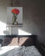Obraz na płótnie wiszący nad łóżkiem przedstawiający czerwone kwiaty we flakonie