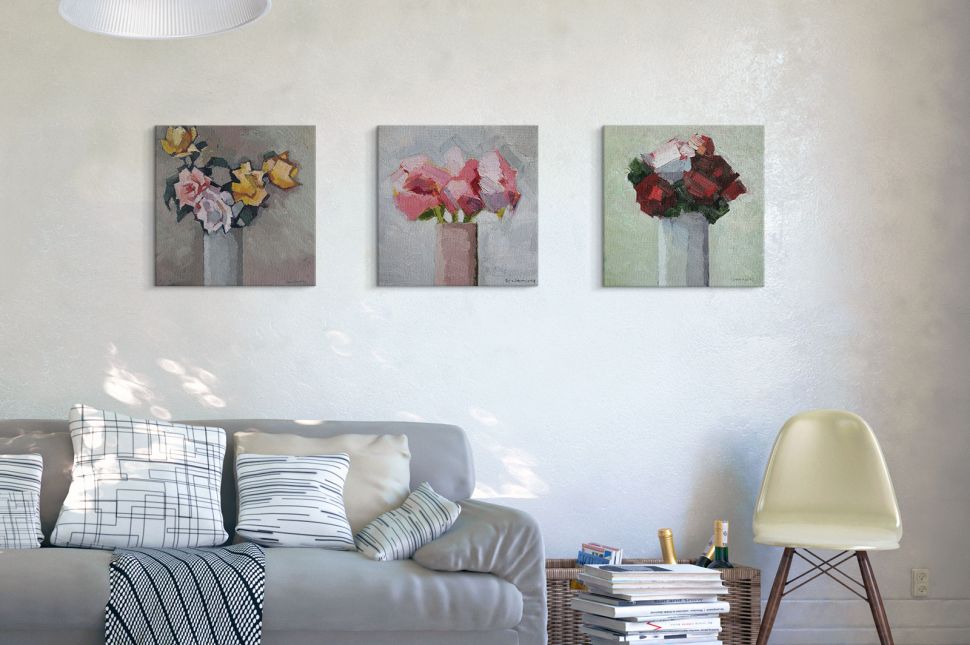 Obrazy na płótnie wiszące w salonie nad kanapą przedstawiające bukiety kwiatów w wazonie