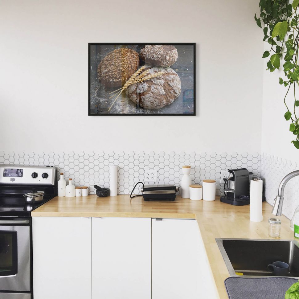 Plakat przedstawiający Świeży chleb powieszony w kuchni w czarnej ramie