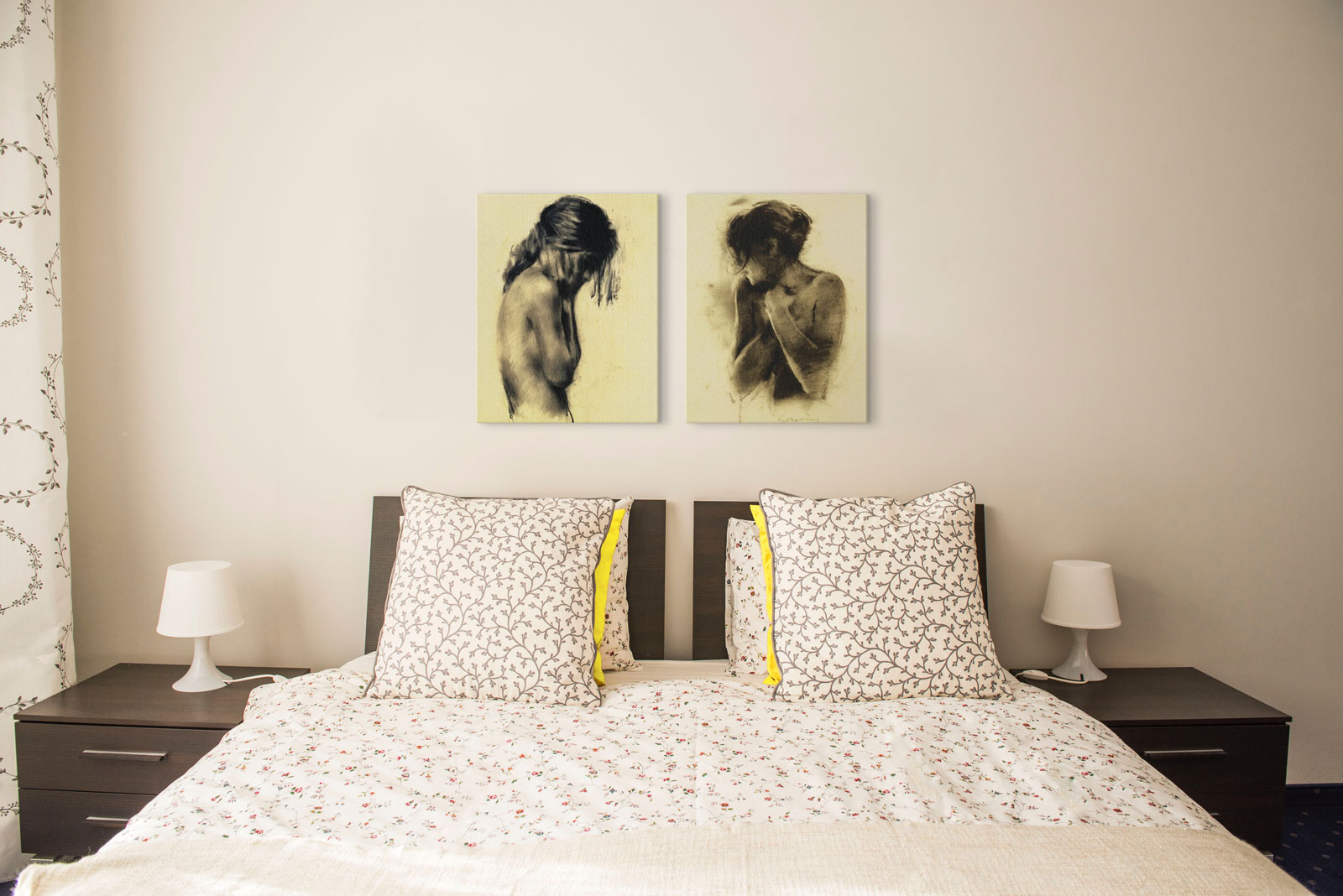 Akty nagich kobiet na obrazie w nowoczesnej sypialni 